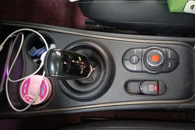 Used MINI Countryman 2019 1.5T COOPER ALL4 Classic Weekend Travel Edition Gear Lever
