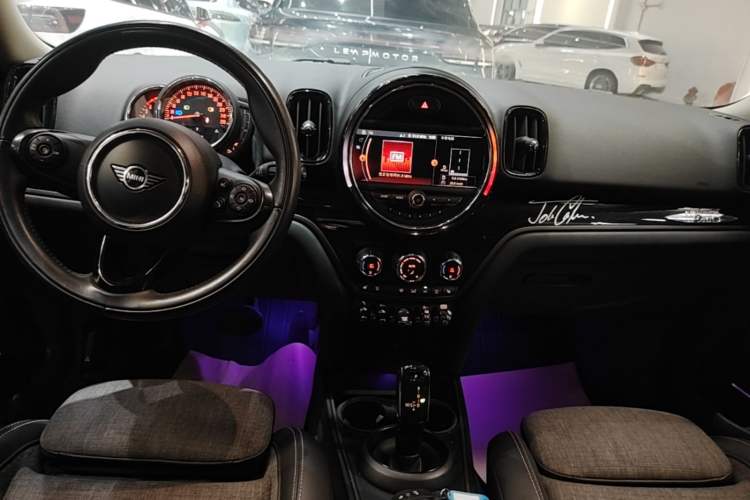 Used MINI Countryman 2019 1.5T COOPER ALL4 Classic Weekend Travel Edition Gear Lever