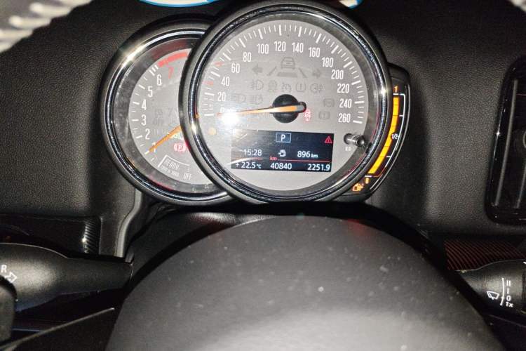 Used MINI Countryman 2019 2.0T COOPER S ALL4 Artist Odometer Close Up