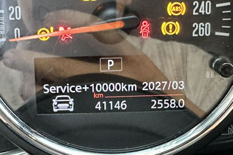 Used MINI Countryman 2019 2.0T COOPER S ALL4 Artist Odometer Close Up