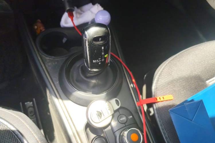 Used MINI Countryman 2019 1.5T COOPER Classic Weekend Edition Gear Lever