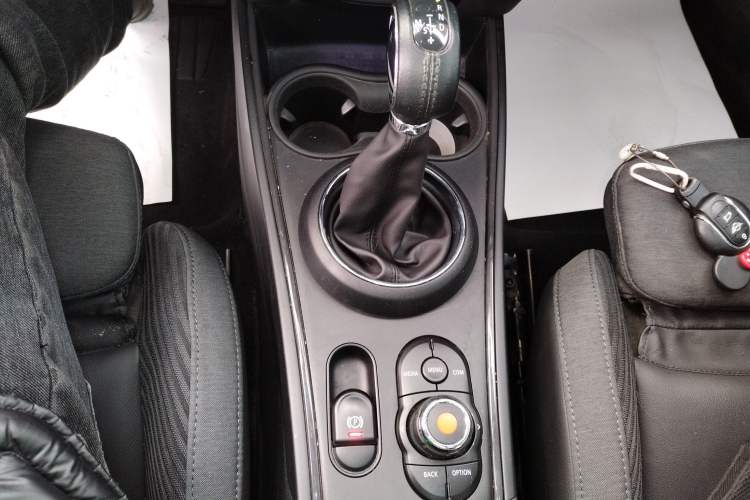 Used MINI Countryman 2019 1.5T COOPER Artist Weekend Travel Edition Gear Lever