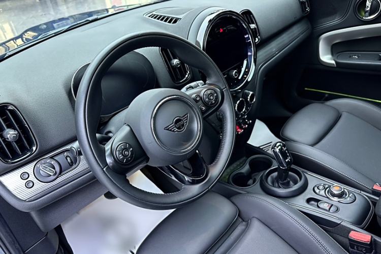 Used MINI Countryman 2021 1.5T COOPER ALL4 Laguna Blue Limited Edition Interior 4