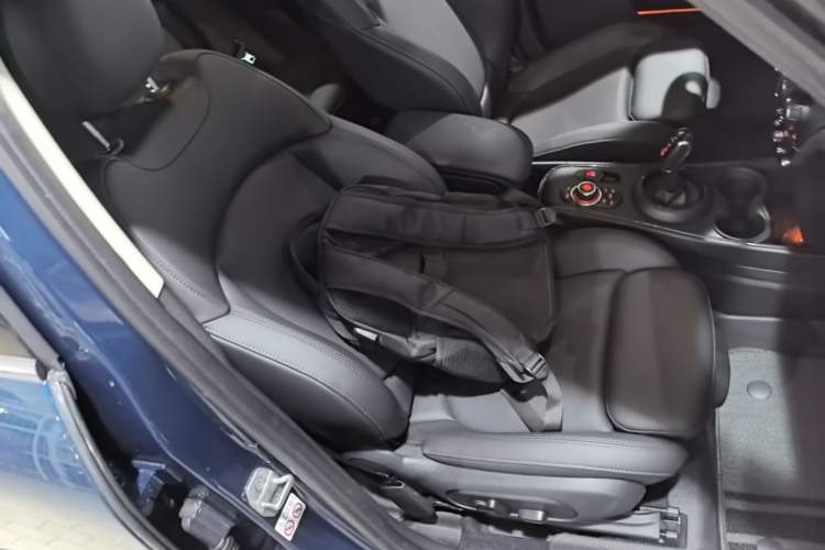 Used MINI Countryman 2021 1.5T COOPER ALL4 Laguna Blue Limited Edition Right Front Seat