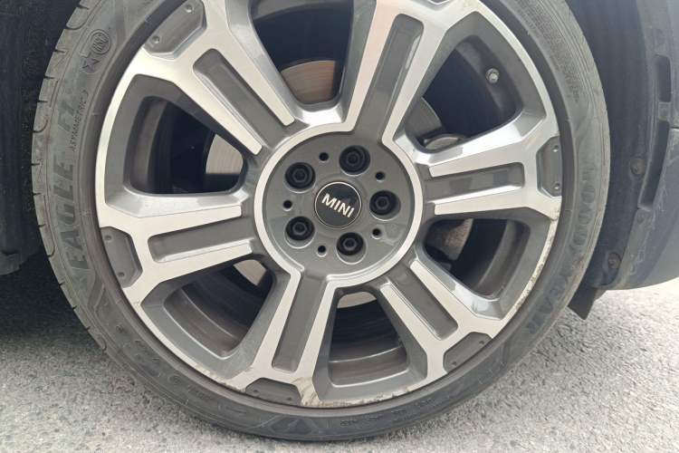 Used MINI Countryman 2021 2.0T COOPER S ALL4 Laguna Blue Limited Edition Right Front Wheel Hub