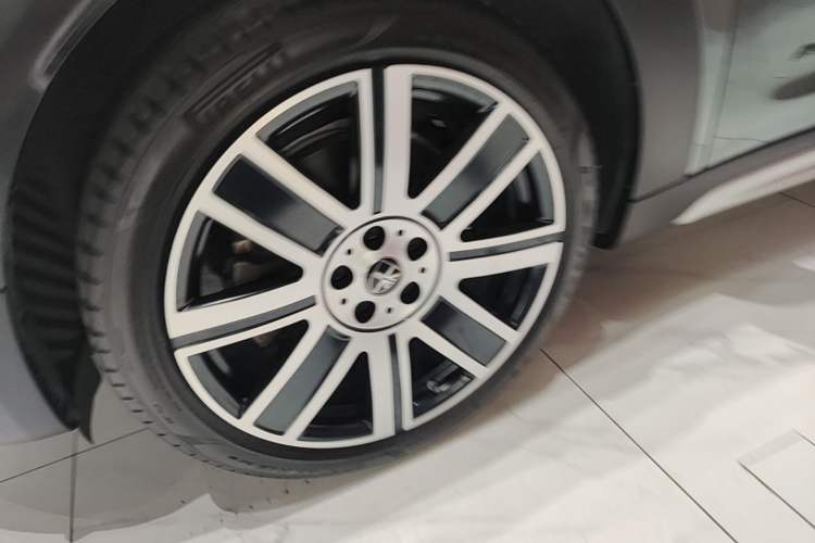 Used MINI Countryman 2023 Revised Edition 2.0T COOPER S ALL4 Connoisseur Left Front Wheel Hub