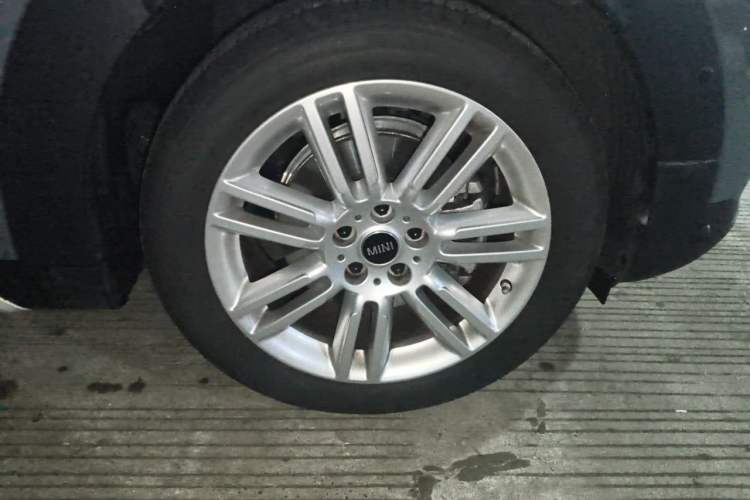 Used MINI Countryman 2023 1.5T COOPER Connoisseur Right Front Wheel Hub