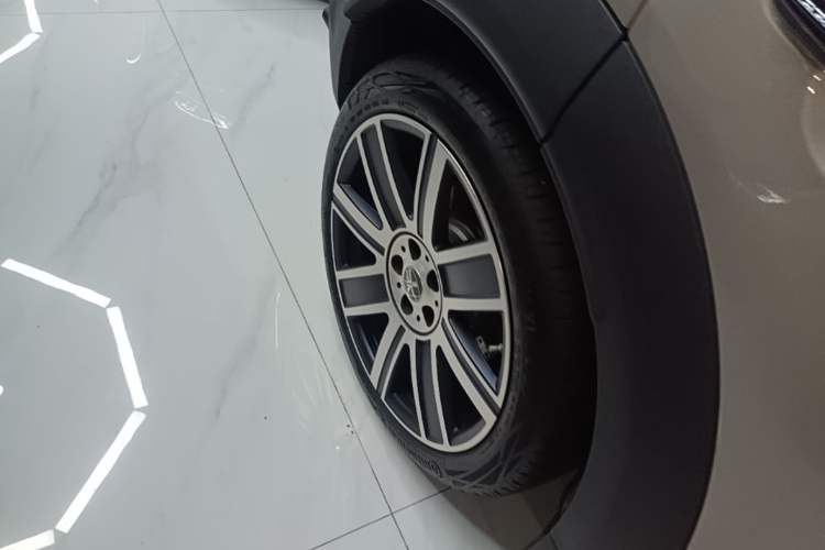Used MINI Countryman 2023 Revised Edition 2.0T COOPER S ALL4 Connoisseur Right Rear Wheel Hub