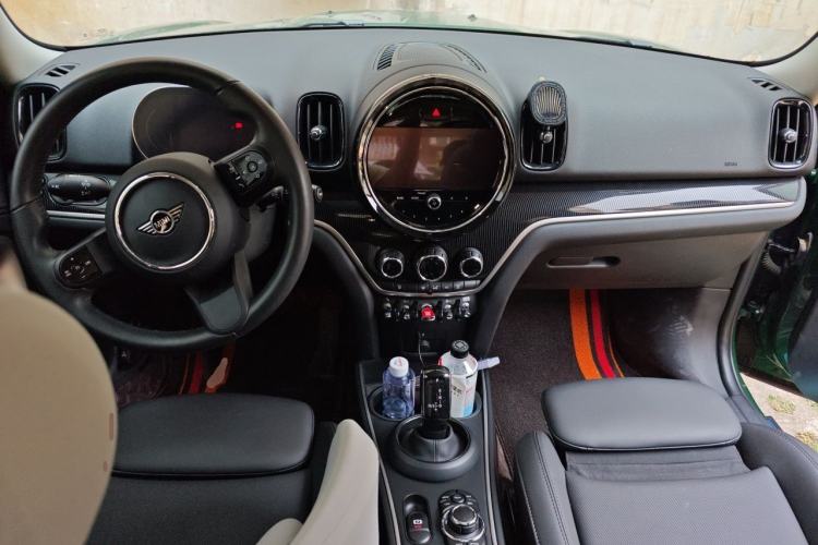 Used MINI Countryman 2023 1.5T COOPER ALL4 Connoisseur Center Console