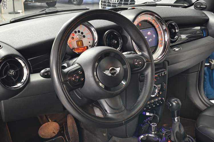 Used MINI Coupe 2012 1.6L COOPER Interior 2