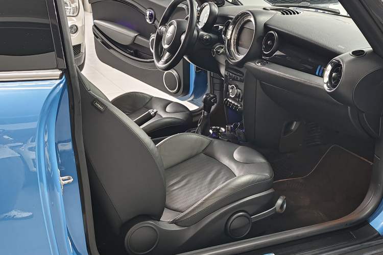 Used MINI Coupe 2012 1.6L COOPER Interior 5
