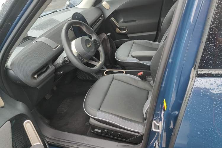 Used MINI Electric ACEMAN 2024 SE Artist Left Front Seat