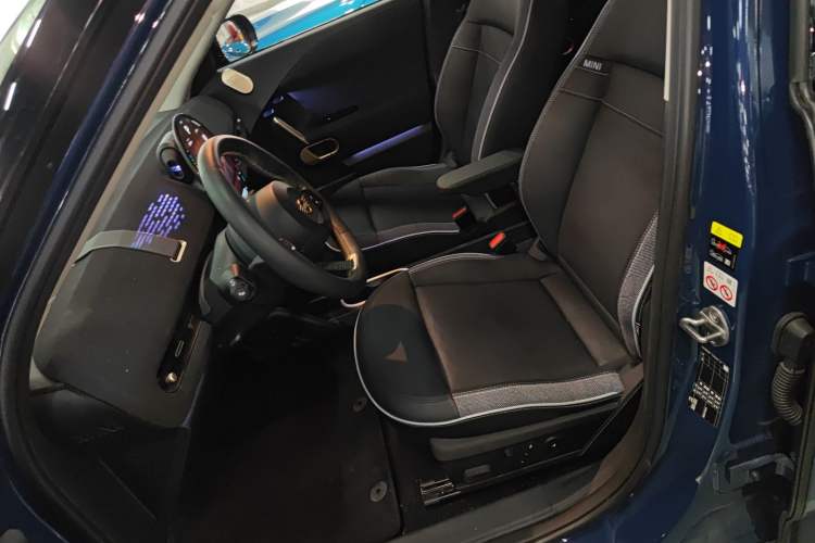 Used MINI Electric ACEMAN 2024 SE Artist Left Front Seat