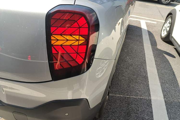 Used MINI Electric ACEMAN 2024 SE Artist Right Rear Taillight
