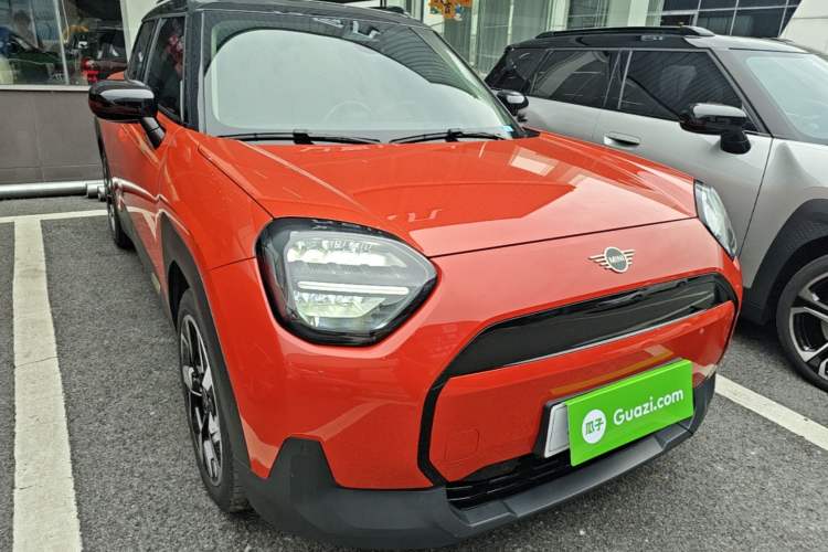 Used MINI Electric ACEMAN 2024 E Classic Edition Front Right 45 Deg