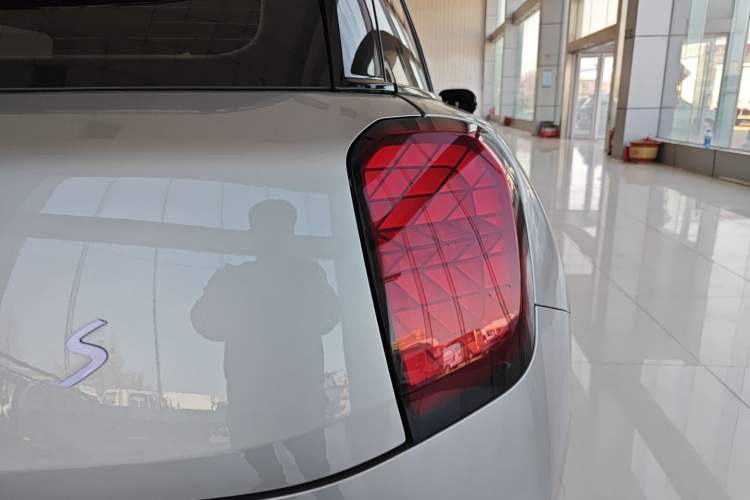 Used MINI Electric ACEMAN 2024 E Classic Edition Right Rear Taillight