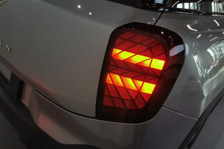 Used MINI Electric ACEMAN 2024 E Classic Edition Right Rear Taillight