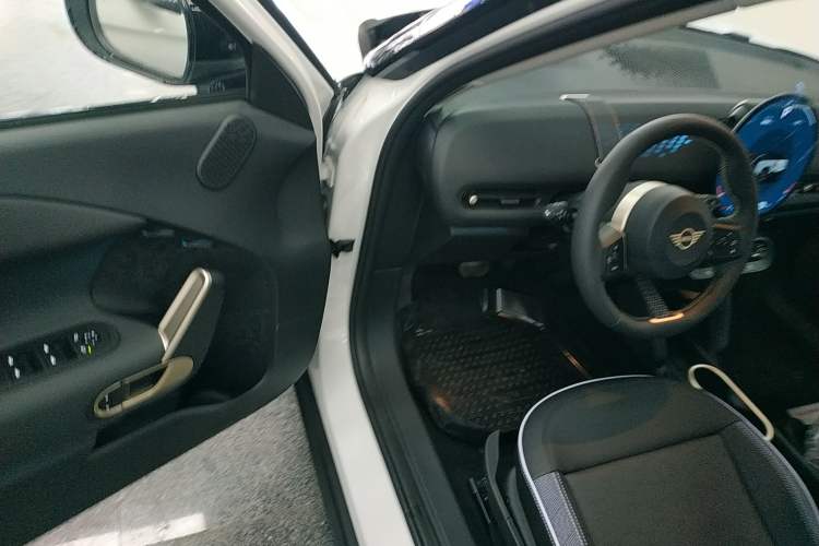 Used MINI Electric ACEMAN 2024 E Grand Player Interior 3