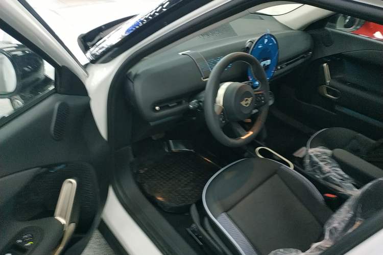 Used MINI Electric ACEMAN 2024 E Grand Player Left Front Seat