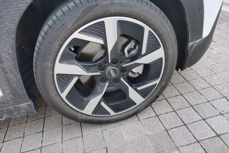Used MINI Electric ACEMAN 2025 Model E Classic Style Right Front Wheel Hub