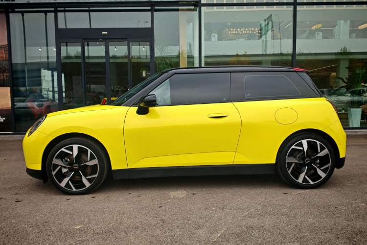 Used MINI Electric COOPER 2024 452km COOPER SE Artist Exterior 3