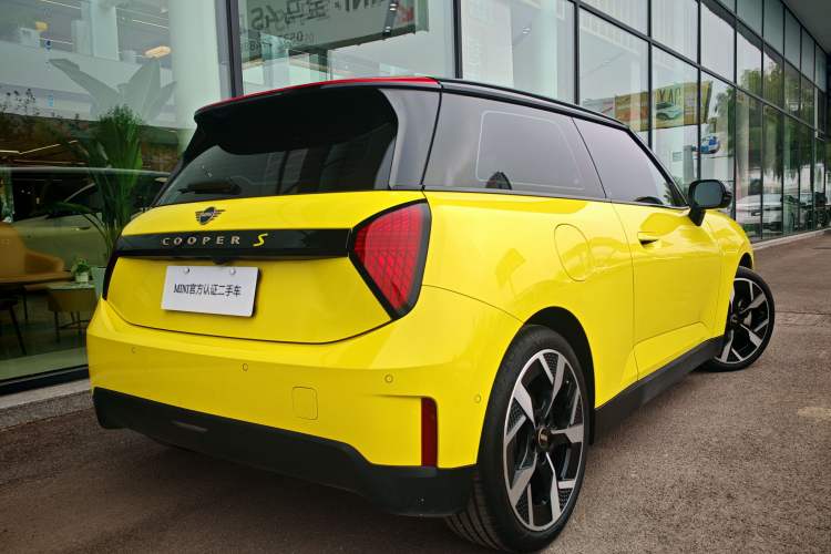 Used MINI Electric COOPER 2024 452km COOPER SE Artist Exterior 4
