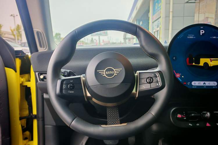 Used MINI Electric COOPER 2024 452km COOPER SE Artist Interior 2