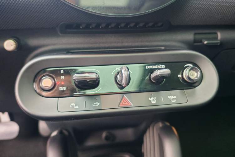 Used MINI Electric COOPER 2024 452km COOPER SE Artist Interior 5