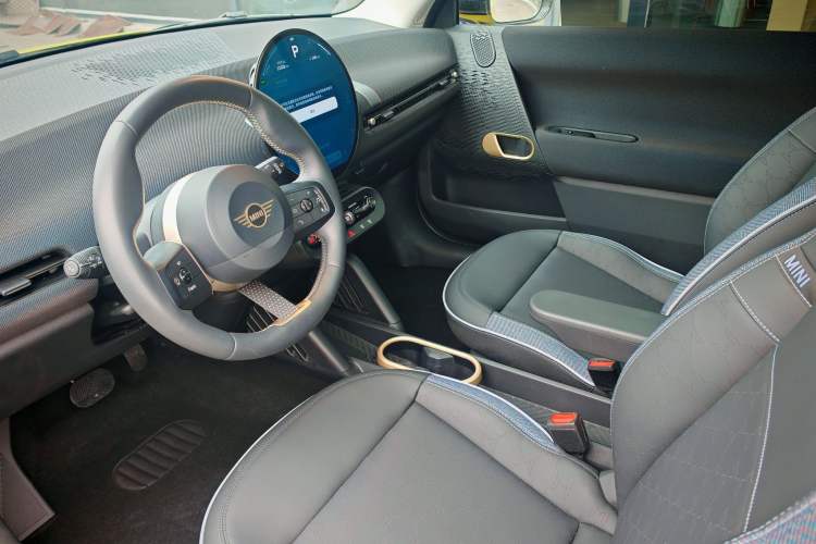 Used MINI Electric COOPER 2024 452km COOPER SE Artist Interior 6