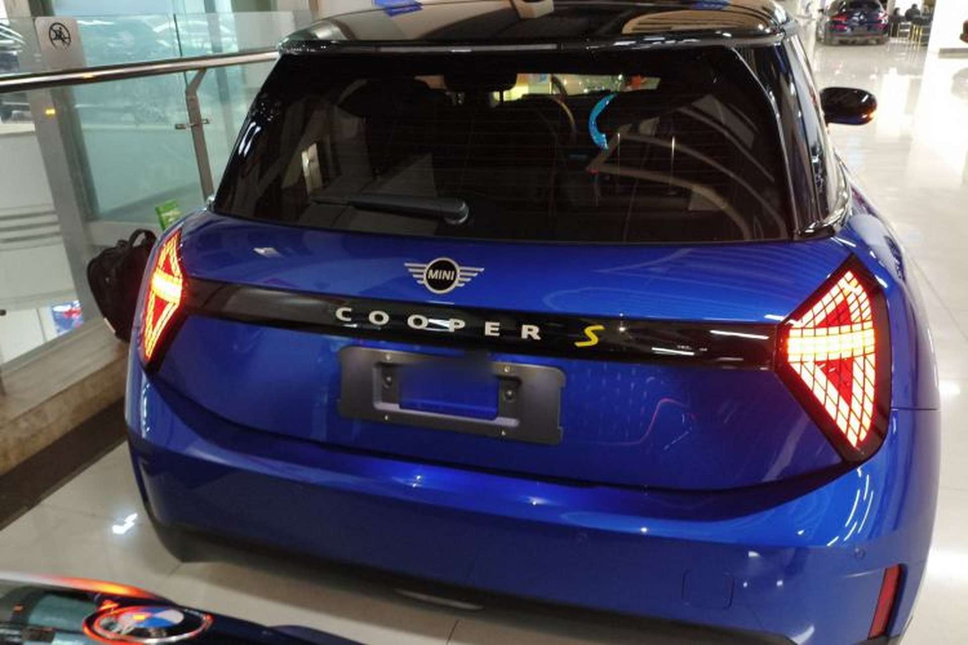 Used MINI Electric COOPER 2024 452km COOPER SE Artist Exterior 4