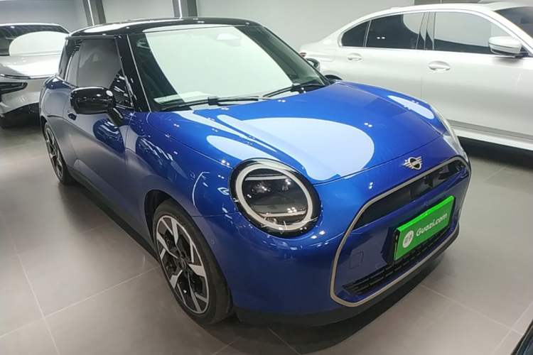 Used MINI Electric COOPER 2024 452km COOPER SE Artist Front Right 45 Deg