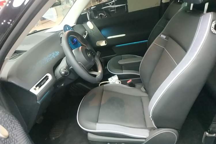 Used MINI Electric COOPER 2024 452km COOPER SE Artist Left Front Seat