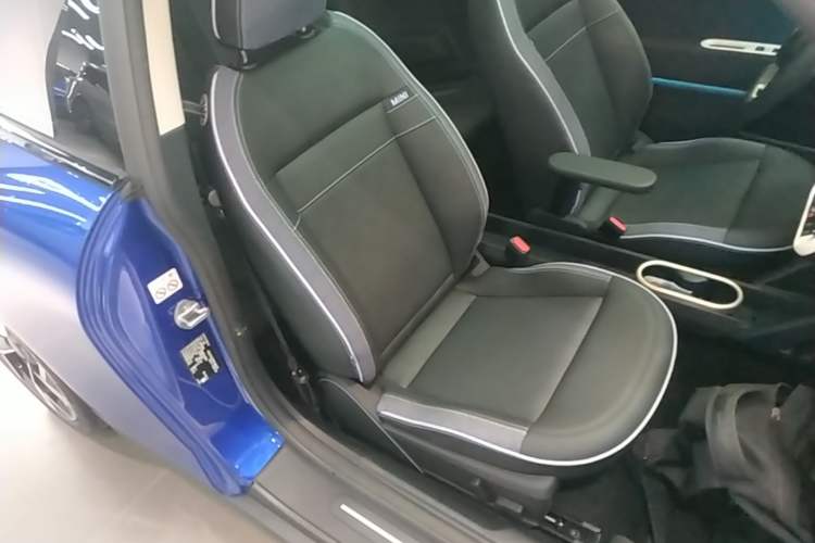 Used MINI Electric COOPER 2024 452km COOPER SE Artist Right Front Seat