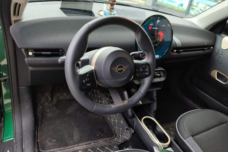 Used MINI Electric COOPER 2024 452km COOPER SE Artist Center Console
