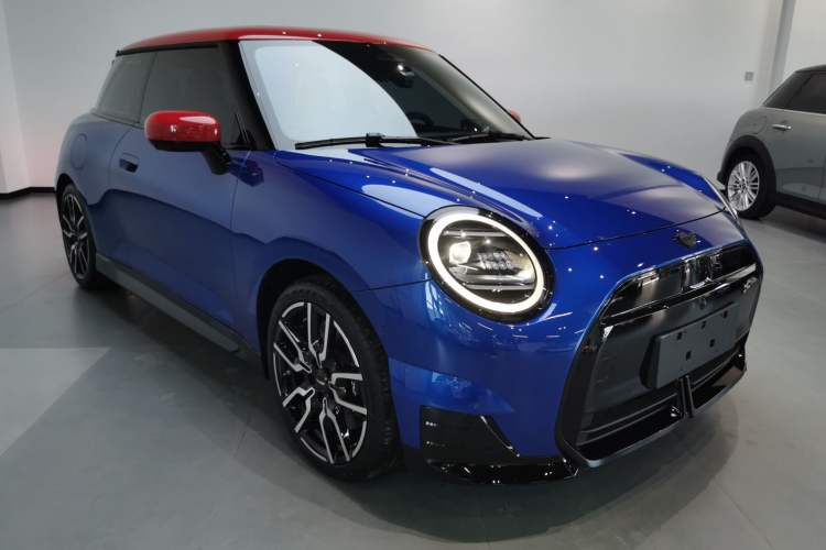 Used MINI Electric COOPER 2024 452km COOPER SE 1/65 Limited Edition Front Right 45 Deg