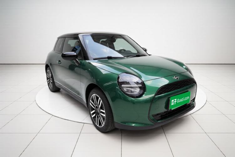 Used MINI Electric COOPER 2024 456km COOPER E Classic Edition Front Right 45 Deg