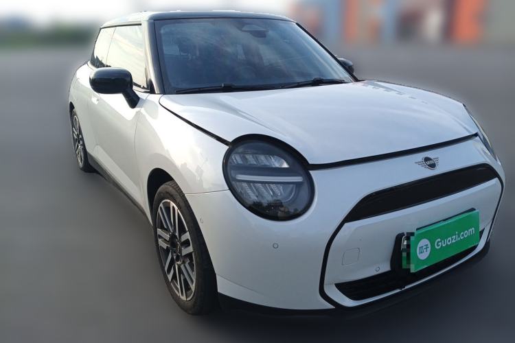 Used MINI Electric COOPER 2024 456km COOPER E Classic Edition Front Right 45 Deg