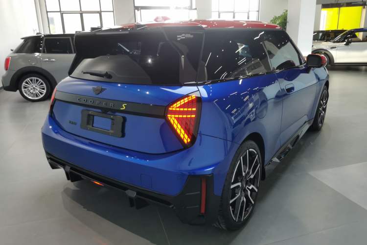 Used MINI Electric COOPER 2024 452km COOPER SE 1/65 Limited Edition Rear Right 45 Deg