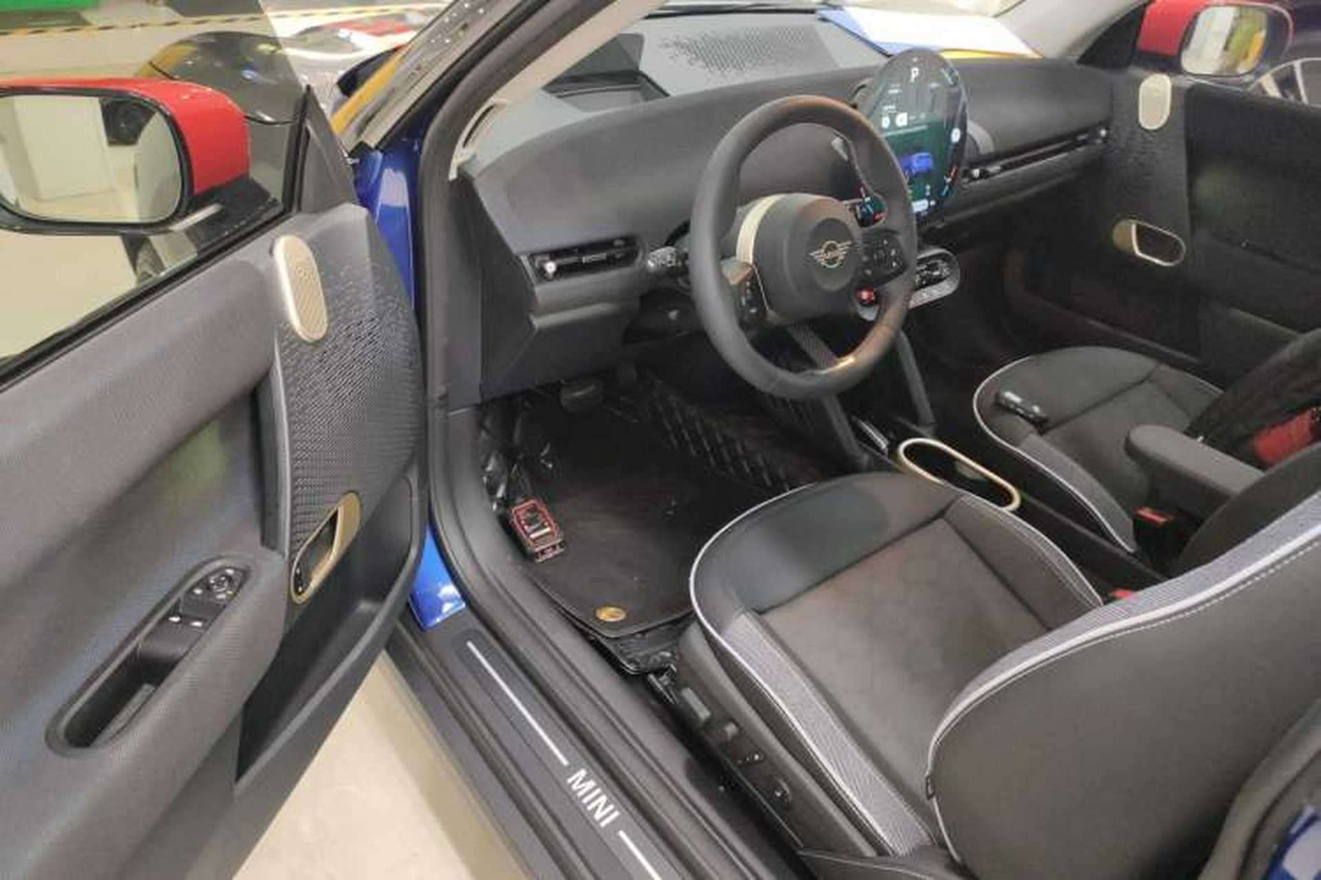 Used MINI Electric COOPER 2024 452km COOPER SE Artist Driver Seat