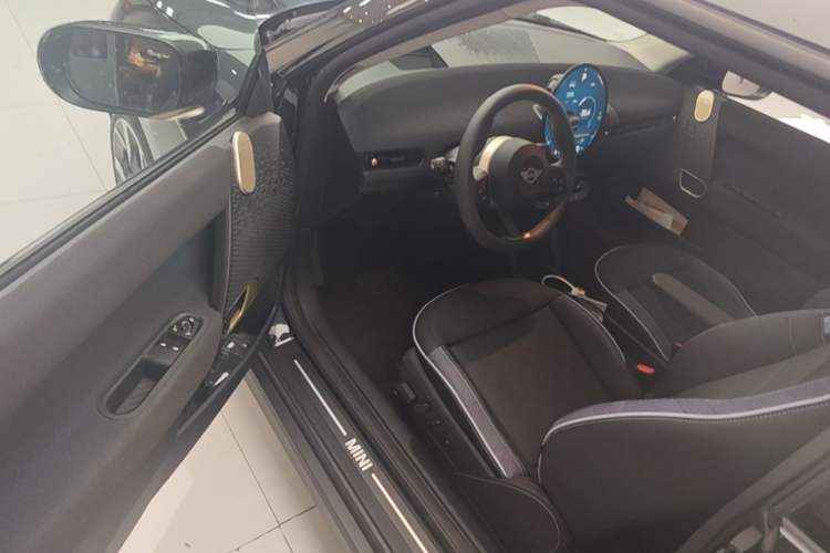 Used MINI Electric COOPER 2024 452km COOPER SE Artist Driver Seat