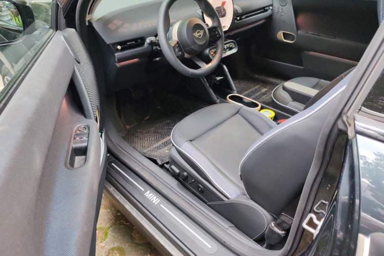 Used MINI Electric COOPER 2024 452km COOPER SE Artist Driver Seat