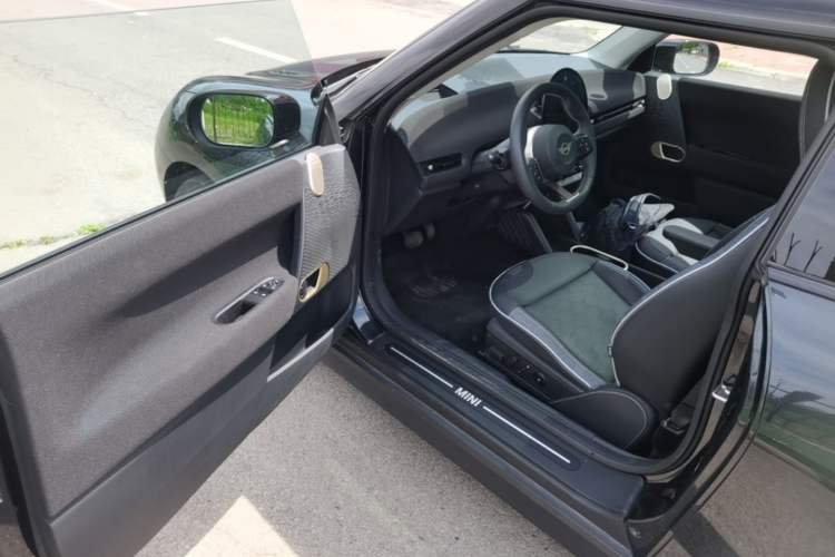 Used MINI Electric COOPER 2024 452km COOPER SE Artist Driver Seat