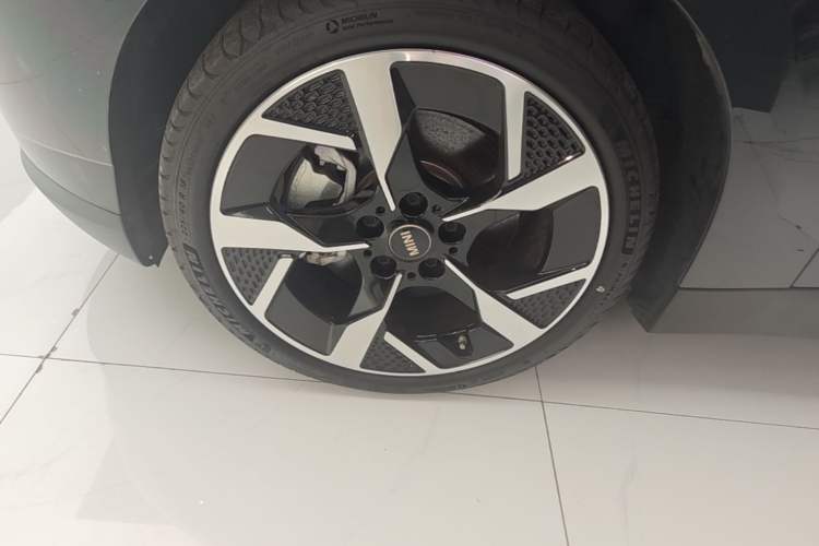 Used MINI Electric COOPER 2024 452km COOPER SE Artist Exterior 4