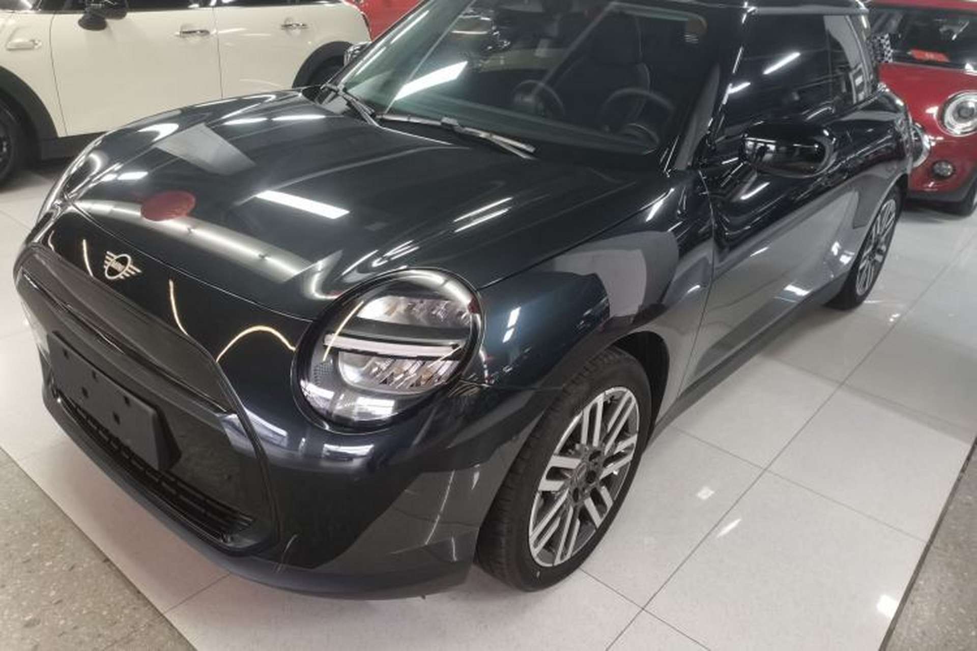 Used MINI Electric COOPER 2024 456km COOPER E Classic Edition Front Left 45 Deg