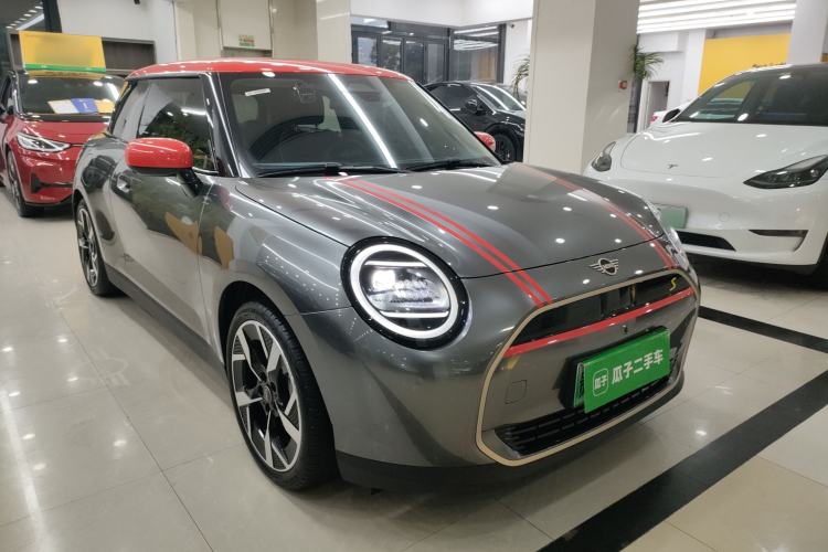 Used MINI Electric COOPER 2024 452km COOPER SE Artist Front Right 45 Deg