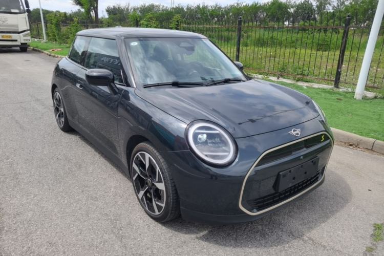 Used MINI Electric COOPER 2024 452km COOPER SE Artist Front Right 45 Deg
