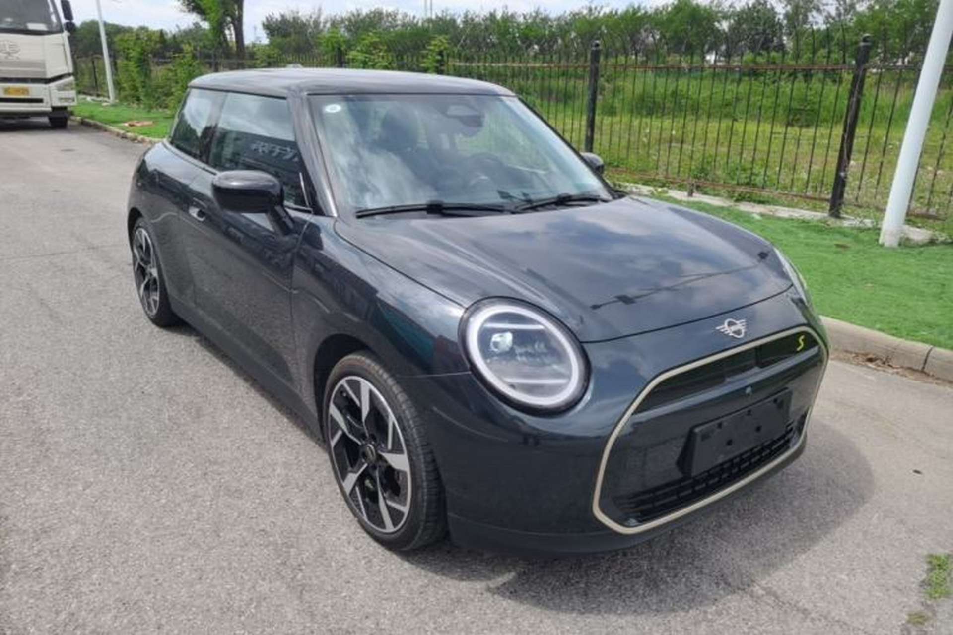 Used MINI Electric COOPER 2024 452km COOPER SE Artist Front Right 45 Deg