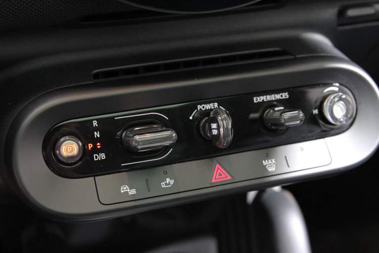 Used MINI Electric COOPER 2024 452km COOPER SE Artist Interior 11