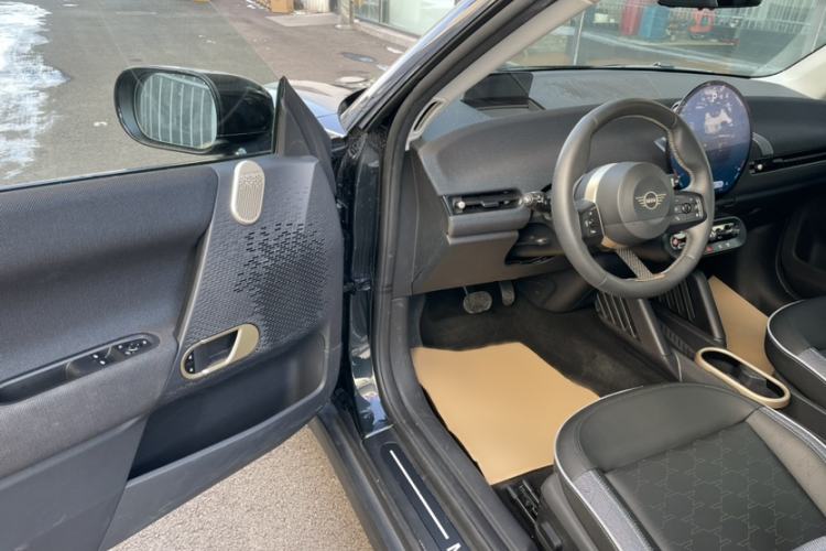 Used MINI Electric COOPER 2024 452km COOPER SE Artist Interior 3