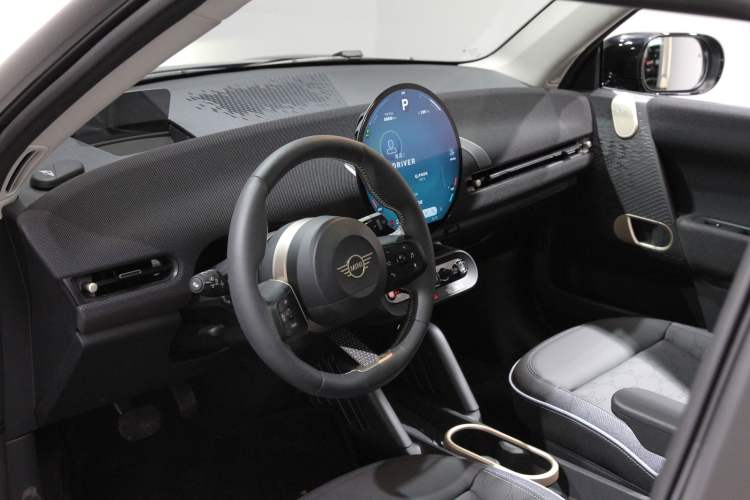 Used MINI Electric COOPER 2024 452km COOPER SE Artist Interior 4